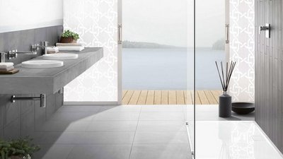 Ein modernes Badezimmer mit einem eleganten Waschbecken und Blick auf einen ruhigen See durch große Fenster.
