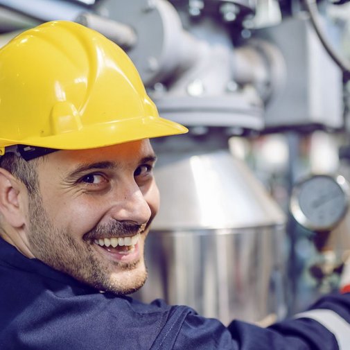 Ein Anlagenmechaniker mit Bauhelm